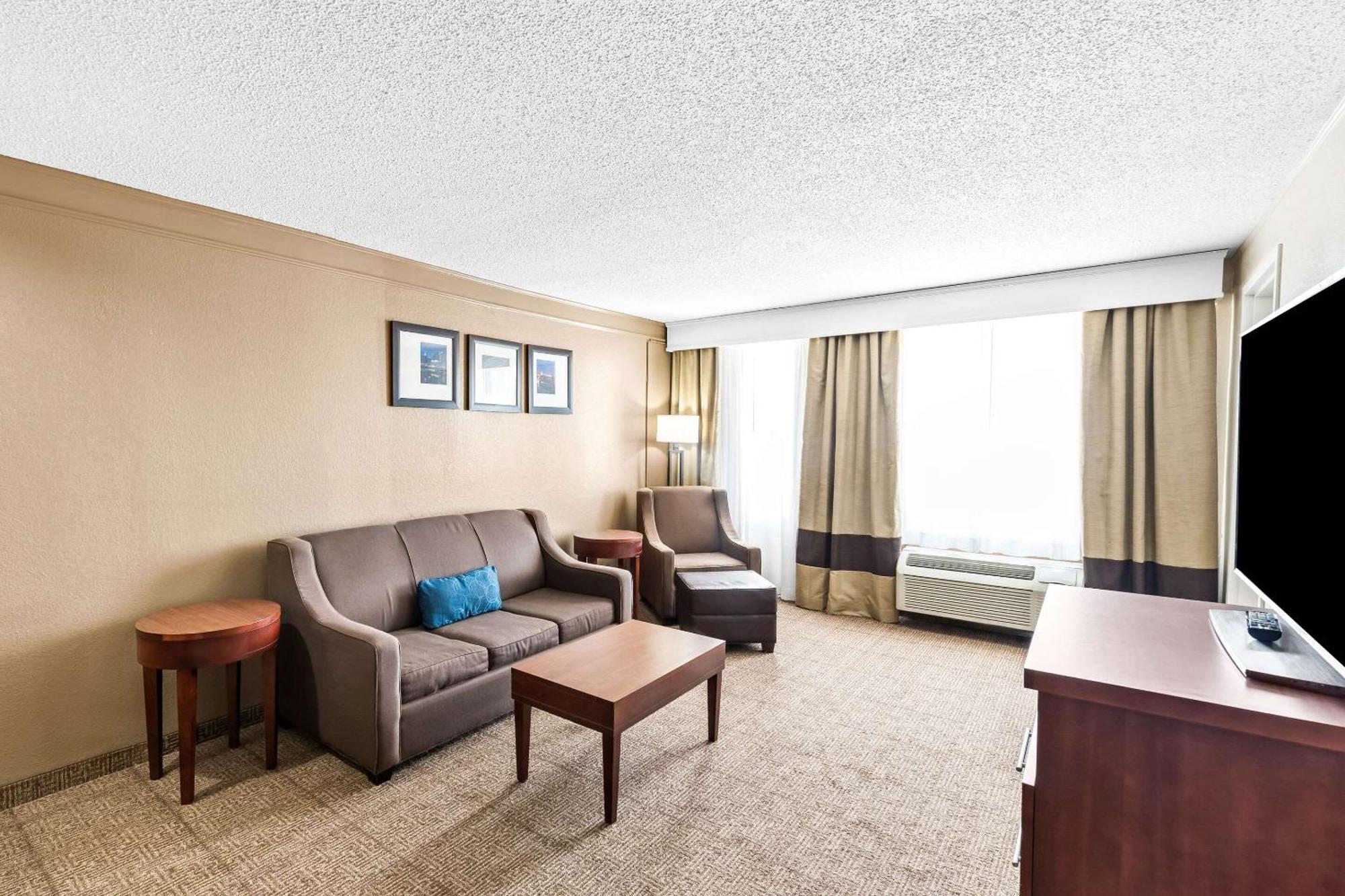Comfort Inn & Suites Heath Exterior photo
