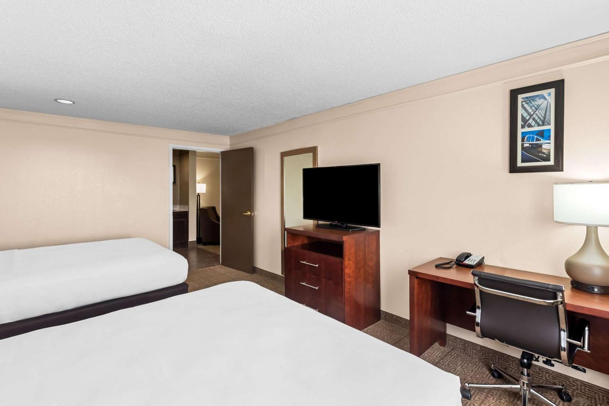 Comfort Inn & Suites Heath Exterior photo