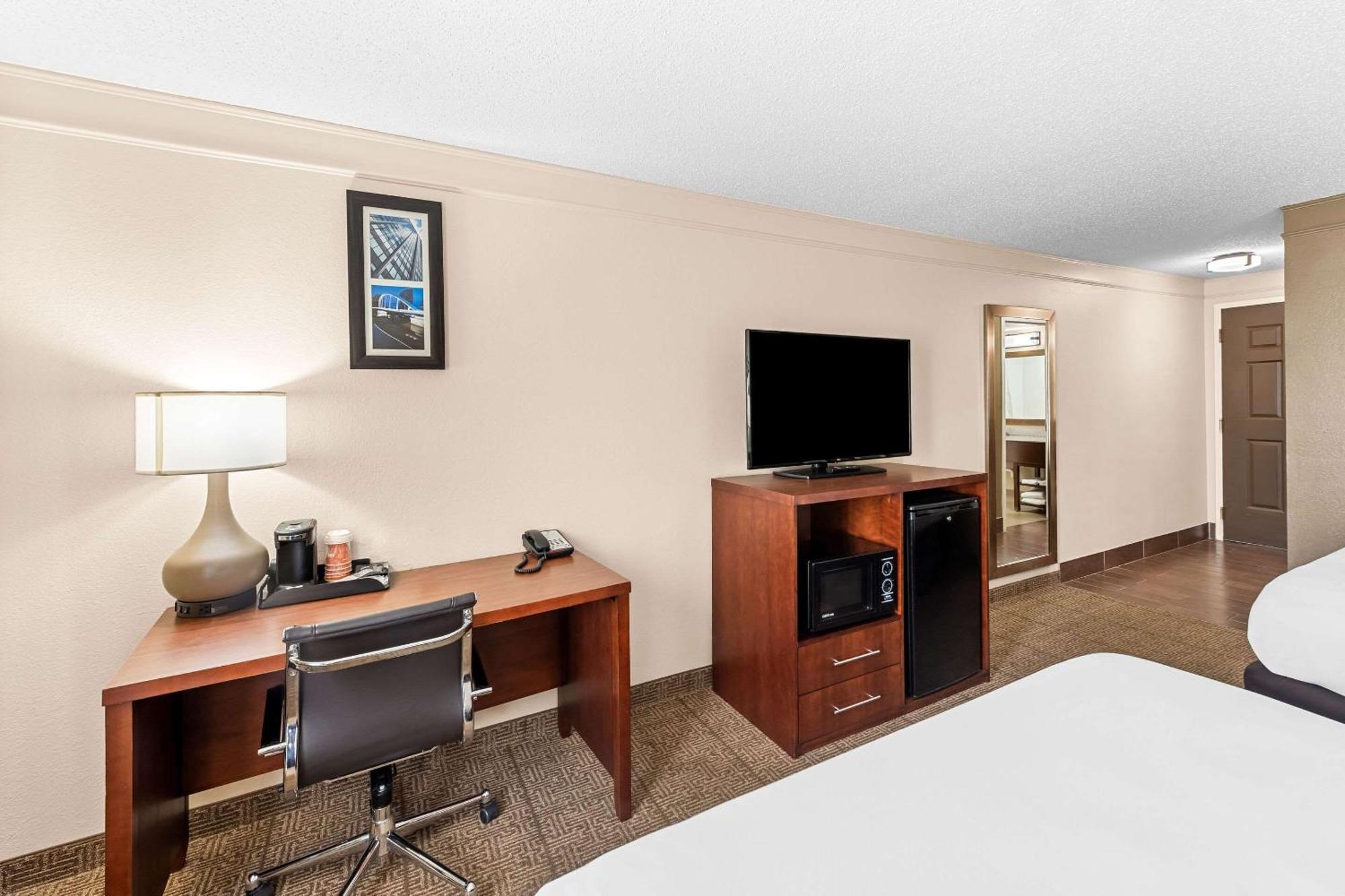 Comfort Inn & Suites Heath Exterior photo