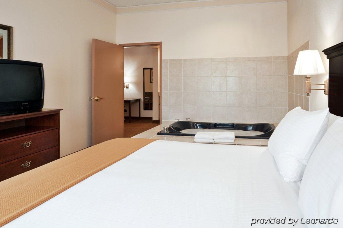 Comfort Inn & Suites Heath Room photo